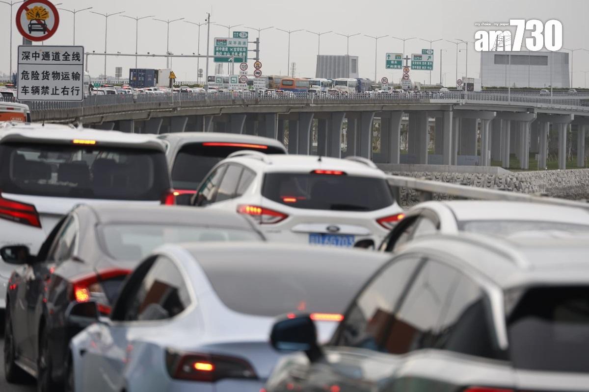 深中通道啟用首日嚴重擠塞。(林俊源攝)