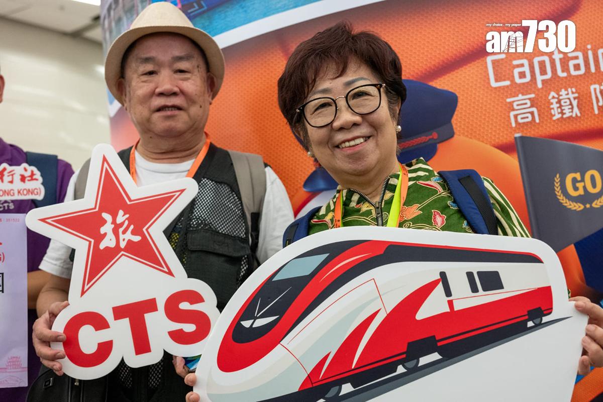 鍾太(右)和丈夫參加中旅社一個北京8天旅行團,乘搭首班動臥列車赴京。(陳奕釗攝)