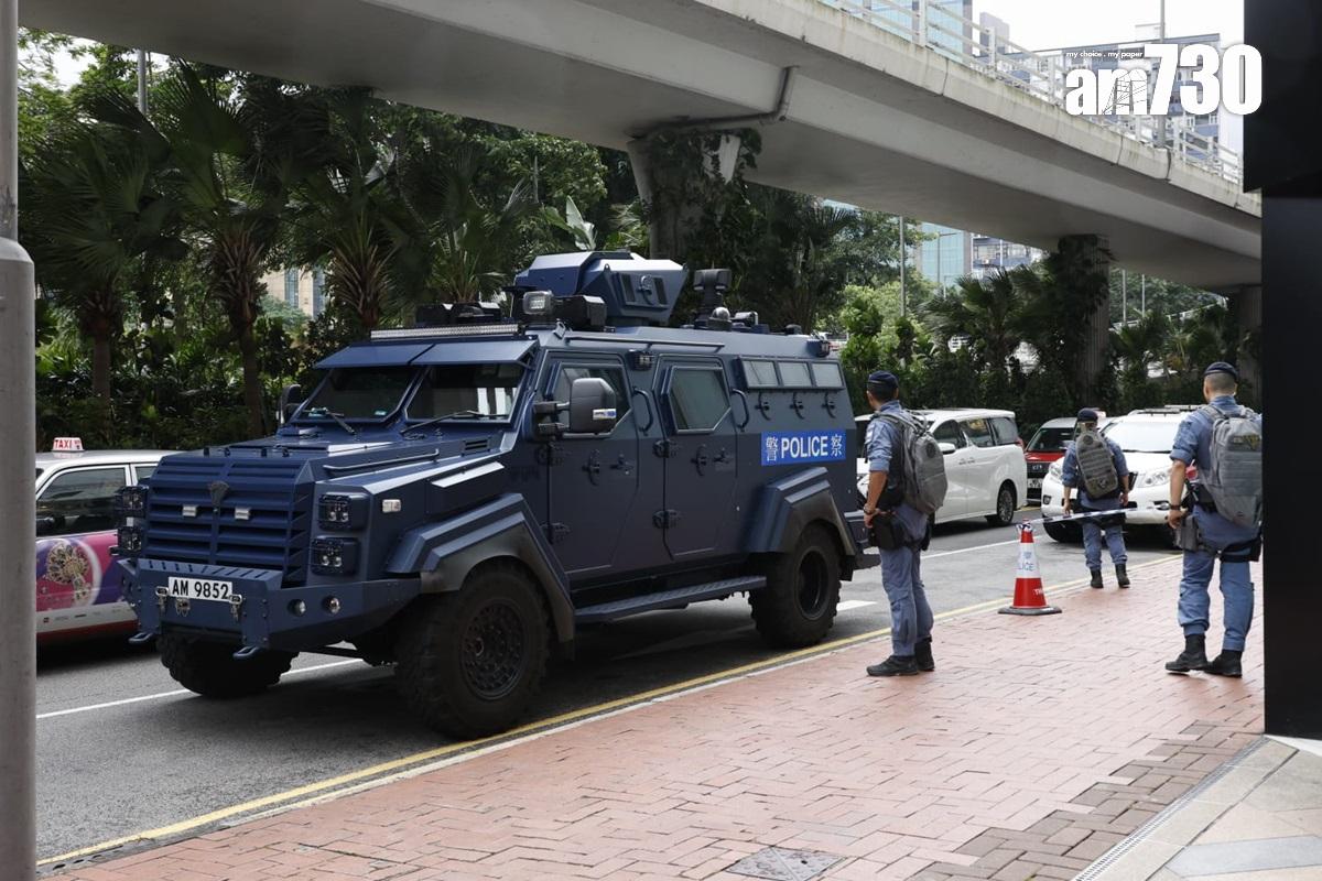 告士打道近維園泊有警方裝甲車。(林俊源攝)