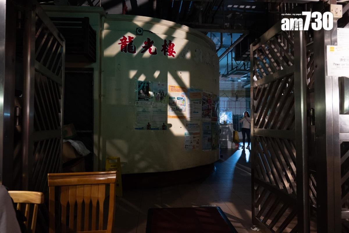黃大仙下邨龍光樓晚上突然停電。(陳奕釗攝)