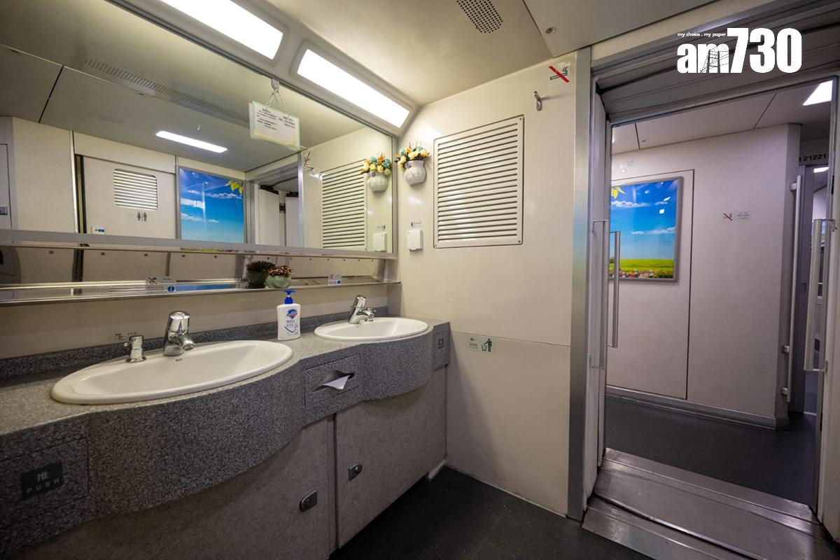 高鐵香港段動臥列車首航,圖為車上洗手間。(陳奕釗攝)