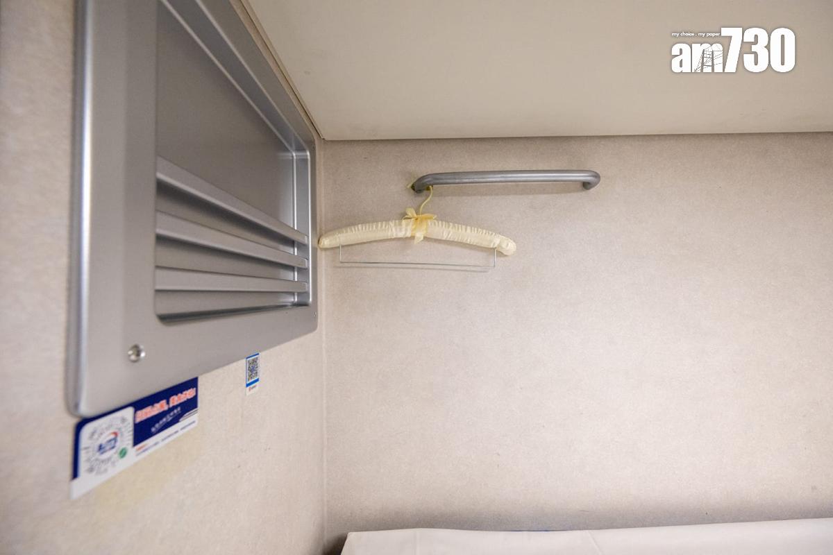 高鐵香港段動臥列車首航,床位設有衣帽鈎。(陳奕釗攝)