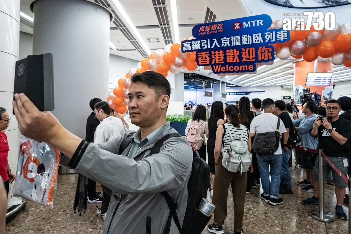 港鐵為動臥列車抵港旅客舉行歡迎儀式。(中新社)