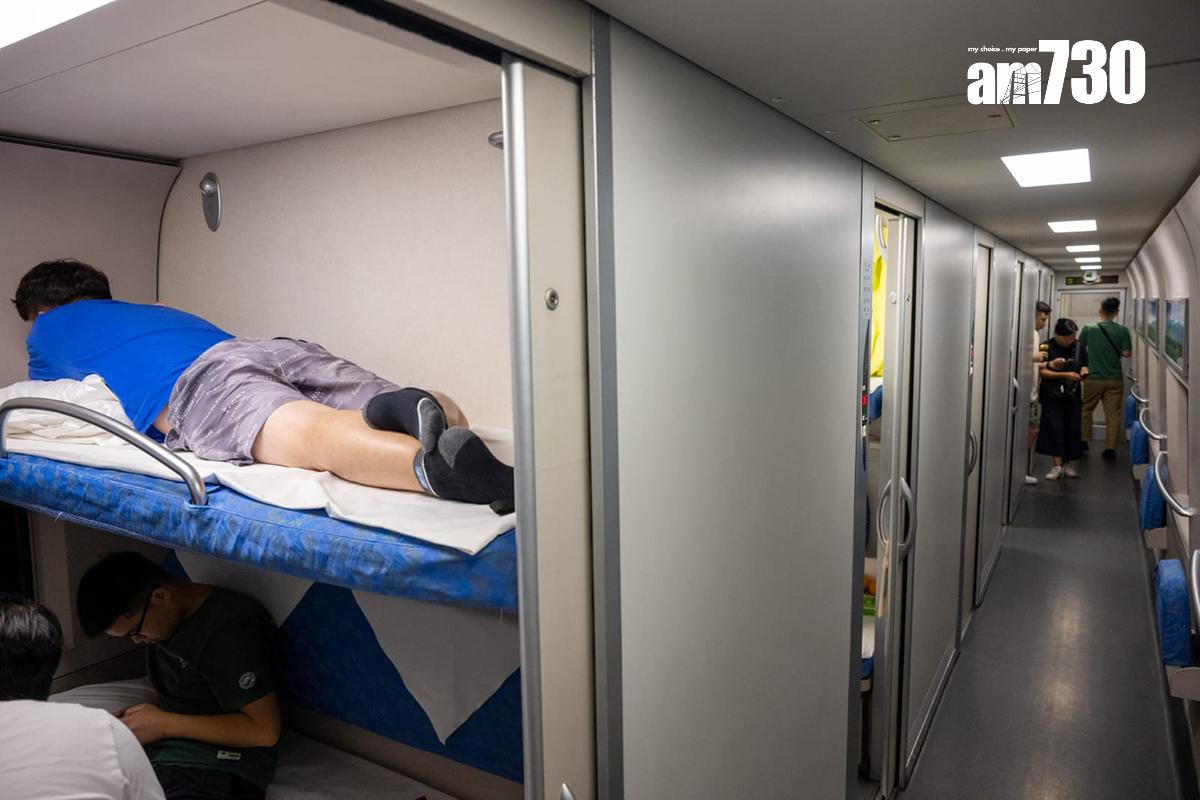 高鐵香港段動臥列車首航,往北京列車設有四人房。(陳奕釗攝)