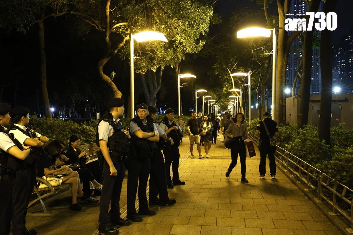 維多利亞公園內有穿黑衣市民被截查。(林俊源攝)