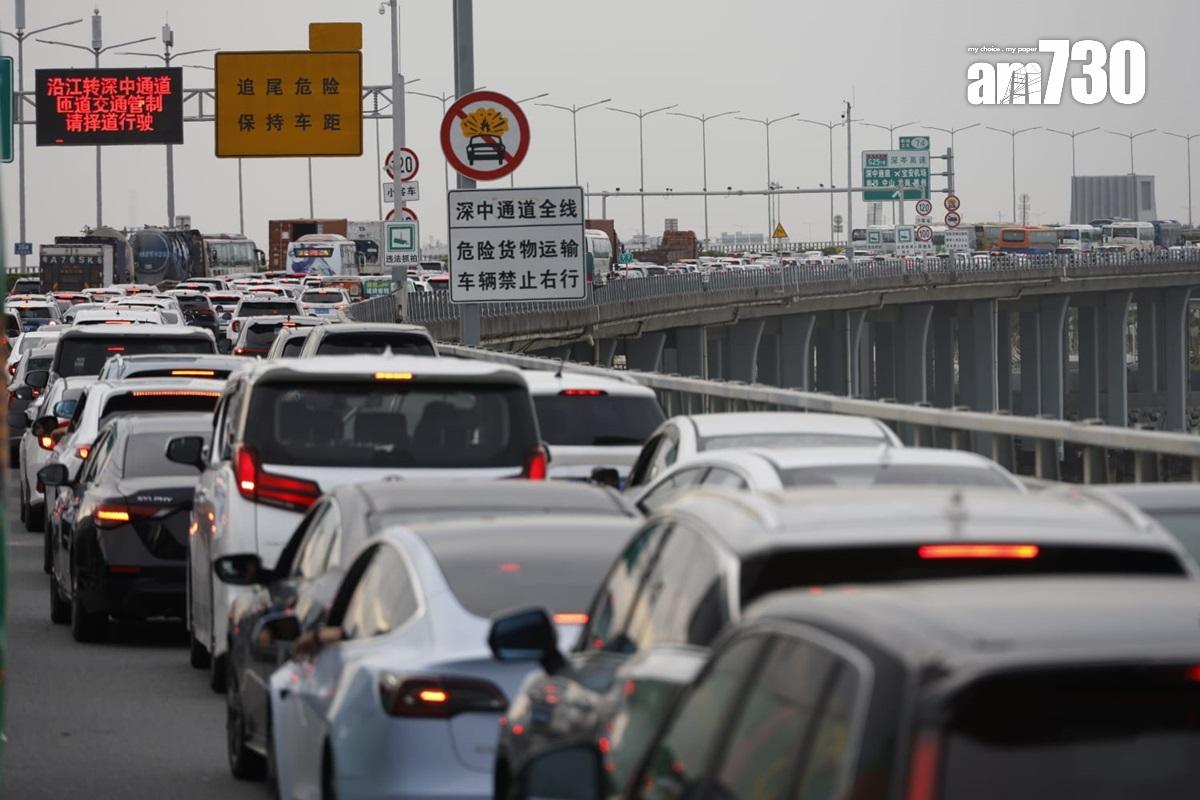 深中通道今日嚴重擠塞。(林俊源攝)
