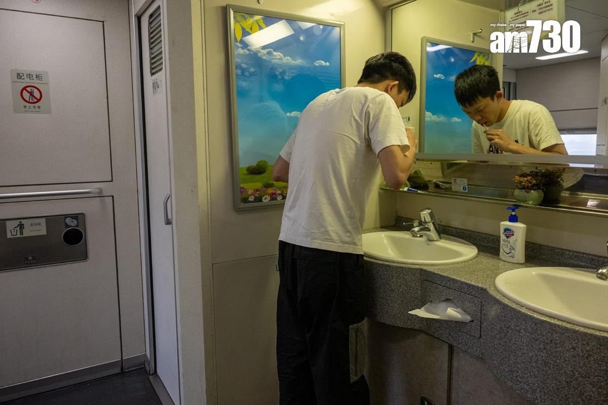 高鐵香港段動臥列車首航,抵達北京前一小時已開始有乘客梳洗。(陳奕釗攝)