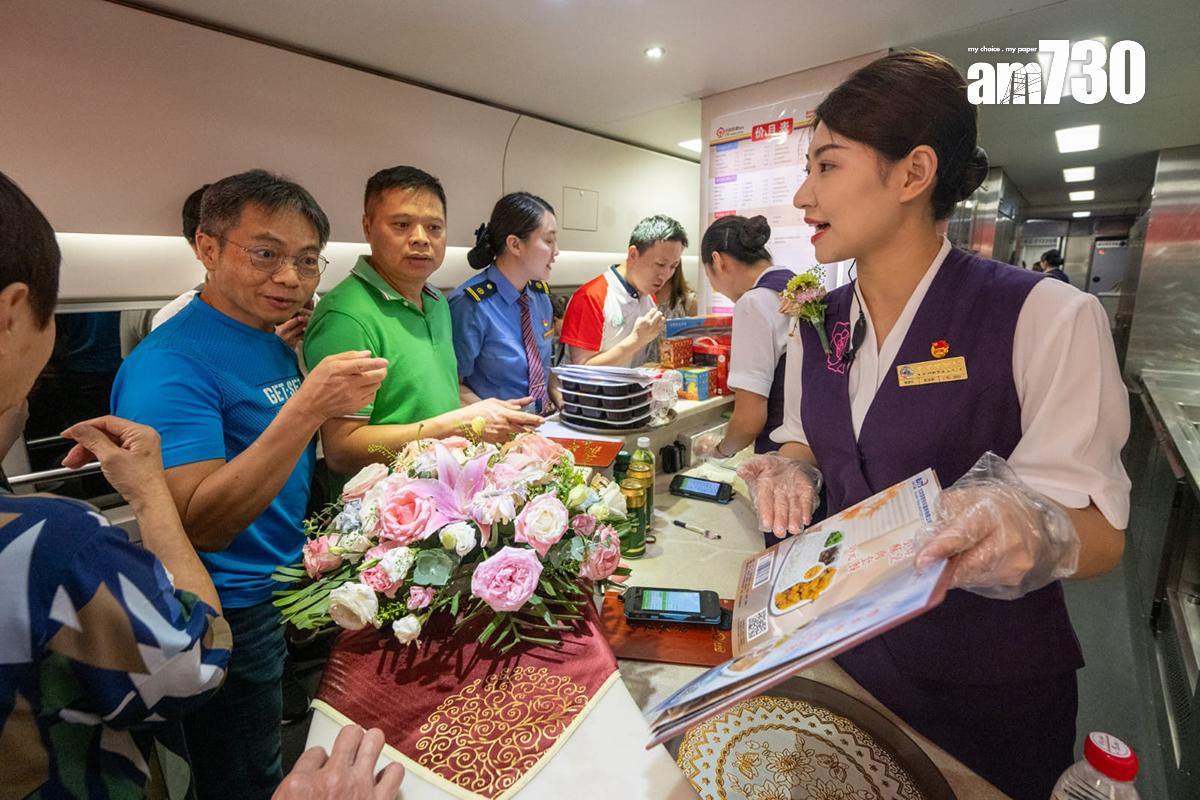 唔少乘客都去到餐卡了解有咩食。(陳奕釗攝)