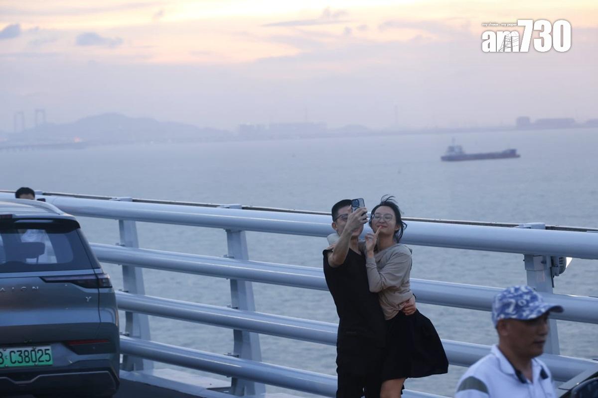 深中通道的跨海大橋上,有大批私家車泊在路邊「打卡」。(林俊源攝)