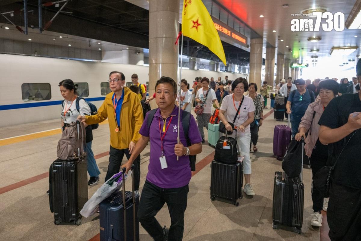 高鐵香港段動臥列車首航,往北京列車準時抵達北京西站。(陳奕釗攝)