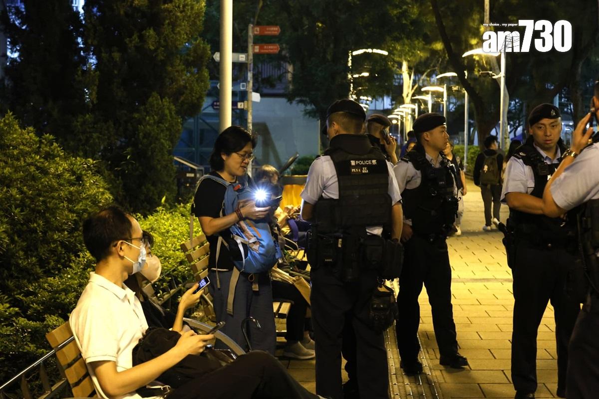 維多利亞公園內有穿黑衣市民被截查。(林俊源攝)