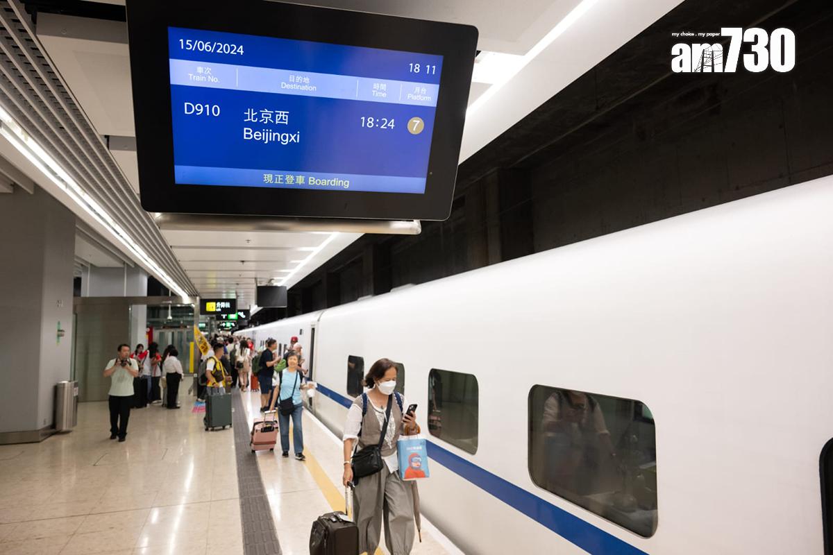 高鐵香港段動臥列車首航,來往北京西的車次為D910。(陳奕釗攝)