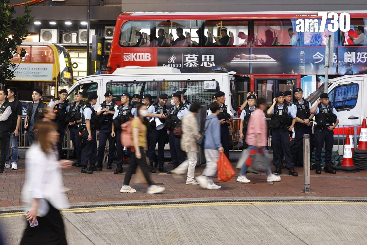 東角道一帶有大批警員站崗。(林俊源攝)