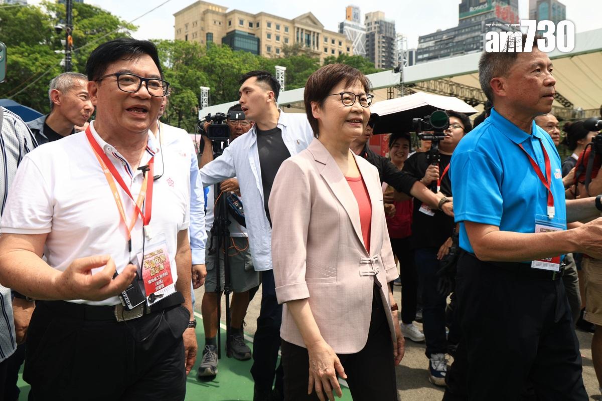 林鄭月娥(中)今日到家鄉市集嘉年華參觀。(中通社)