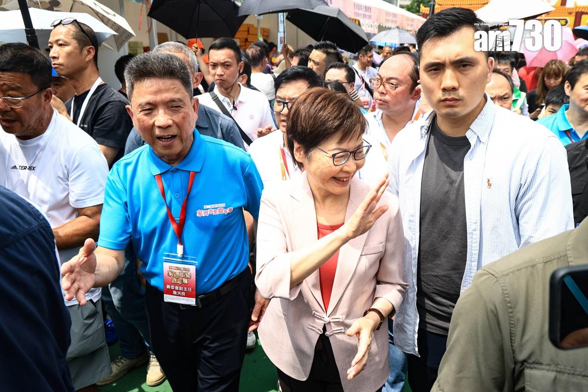 林鄭月娥(中)今日到家鄉市集嘉年華參觀。(中通社)