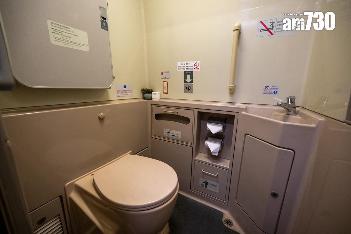 高鐵香港段動臥列車首航,圖為車上洗手間。(陳奕釗攝)