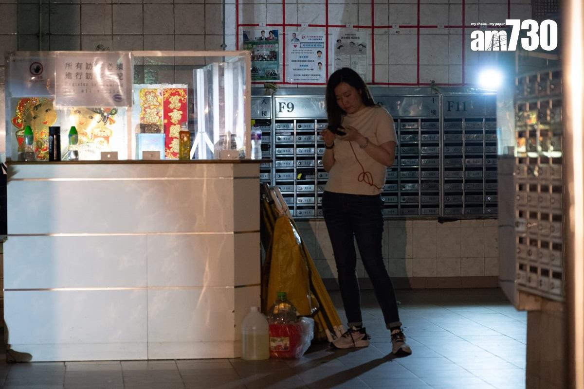 黃大仙下邨龍光樓晚上突然停電,有住戶落樓等候。(陳奕釗攝)