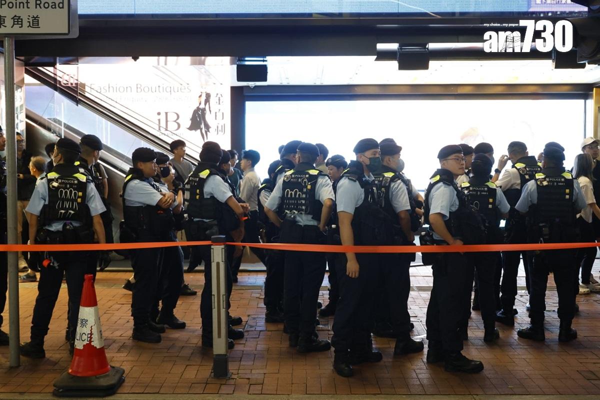 東角道一帶有大批警員站崗,並在行人路拉起橙帶。(林俊源攝)