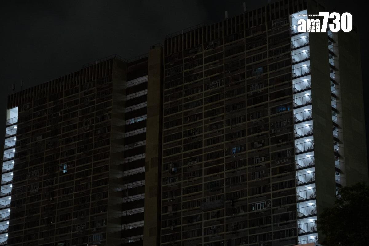 黃大仙下邨龍光樓晚上突然停電。(陳奕釗攝)