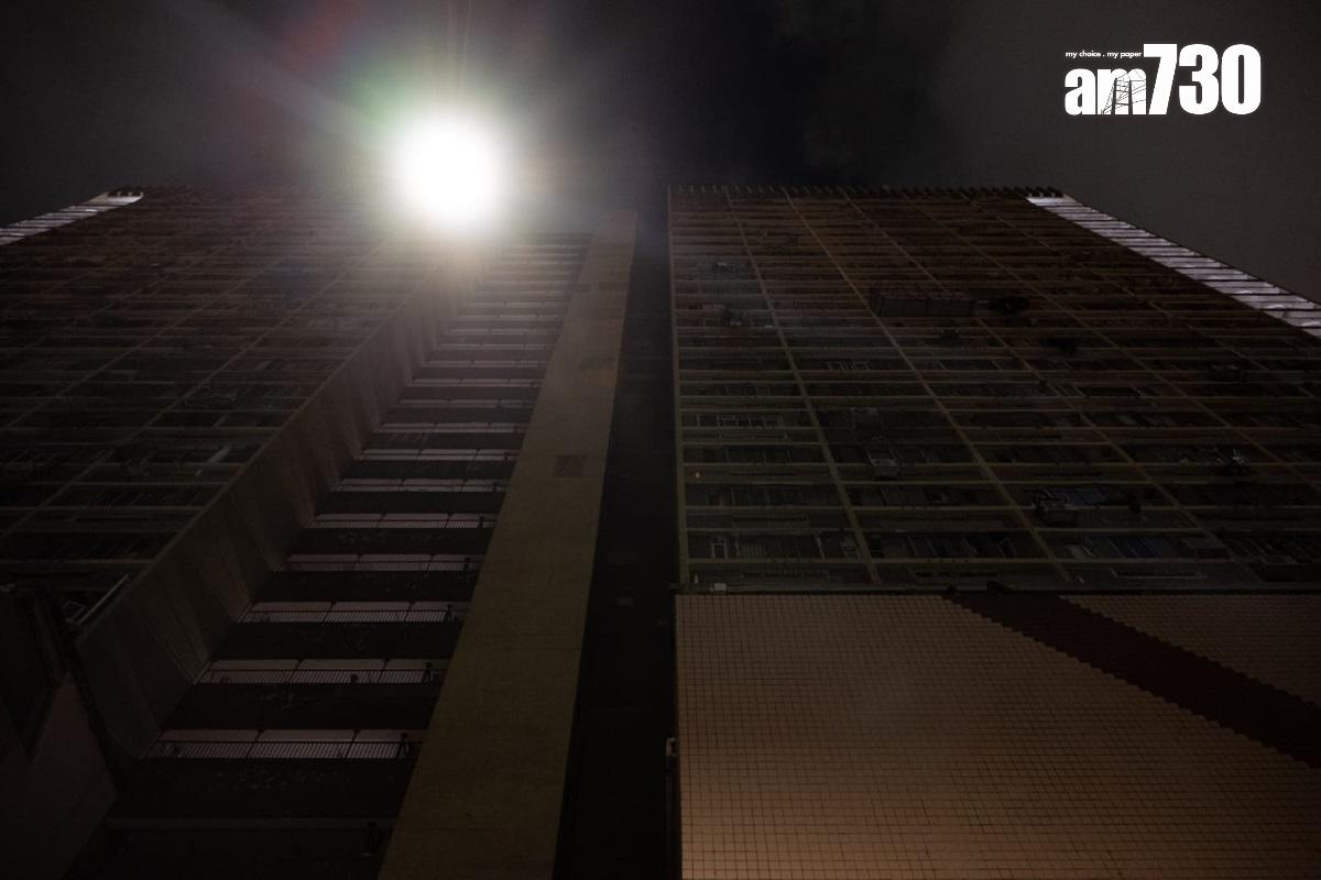 黃大仙下邨龍光樓晚上突然停電。(陳奕釗攝)