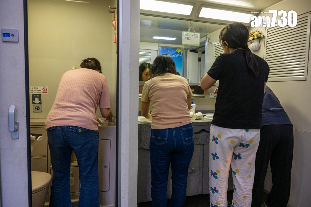 高鐵香港段動臥列車首航,抵達北京前一小時已開始有乘客梳洗。(陳奕釗攝)