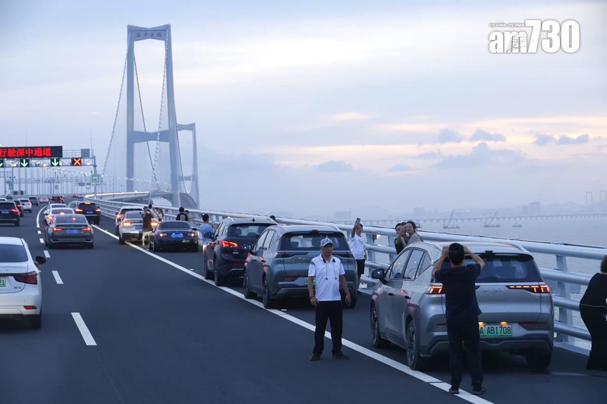 深中通道的跨海大橋上,有大批私家車泊在路邊「打卡」。(林俊源攝)