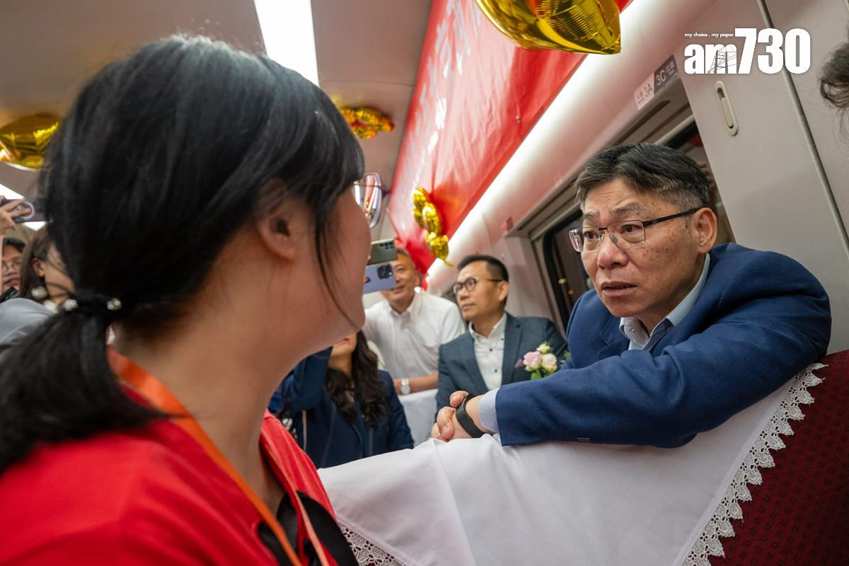 林世雄(右)喺餐卡同其他乘客交流。(陳奕釗攝)