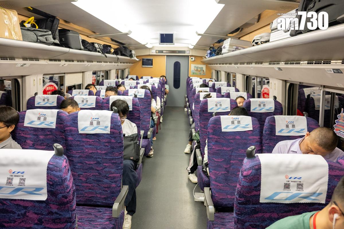 高鐵香港段動臥列車首航,列車除臥鋪亦設有二等座車廂。(陳奕釗攝)