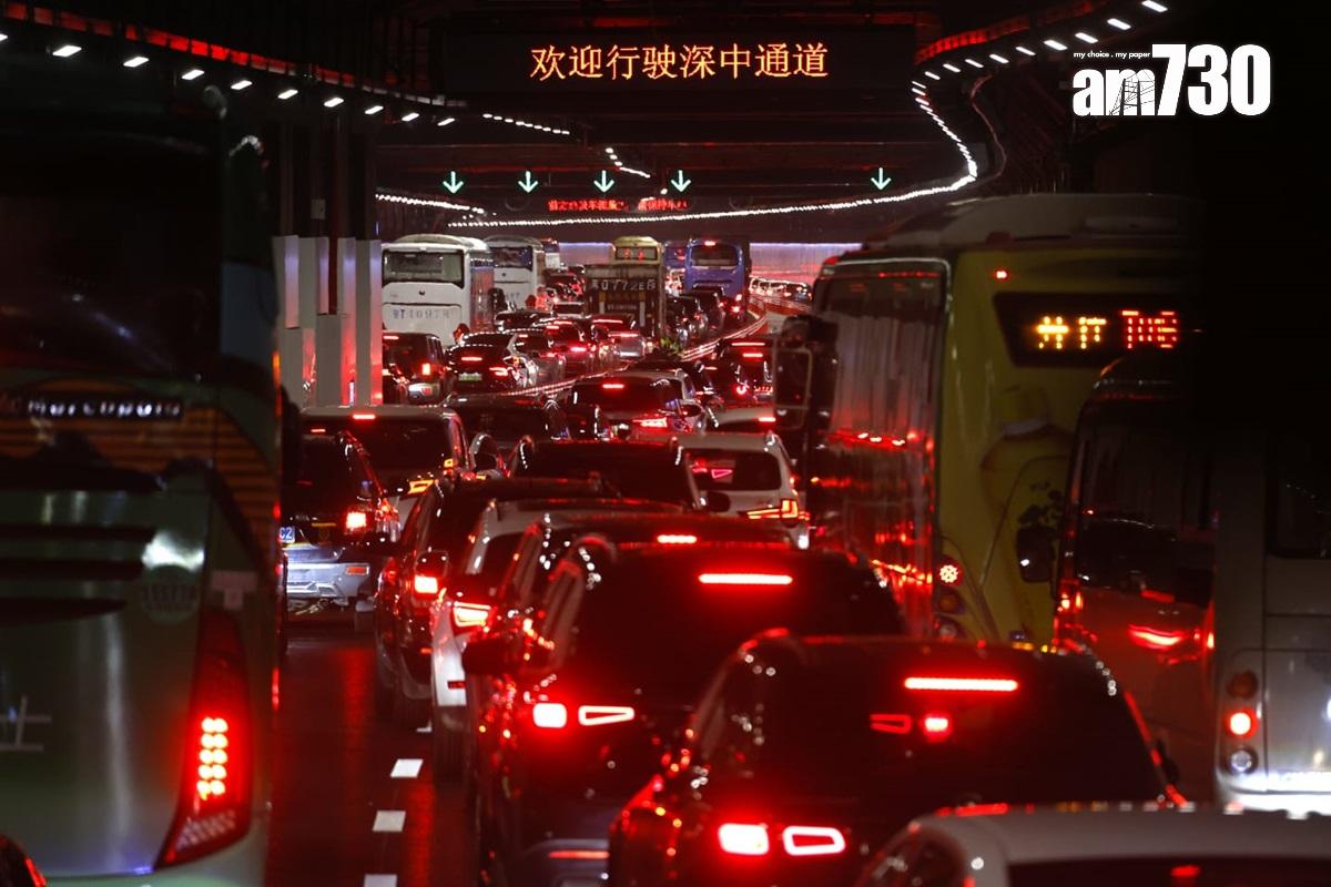 深中通道今日嚴重擠塞。(林俊源攝)