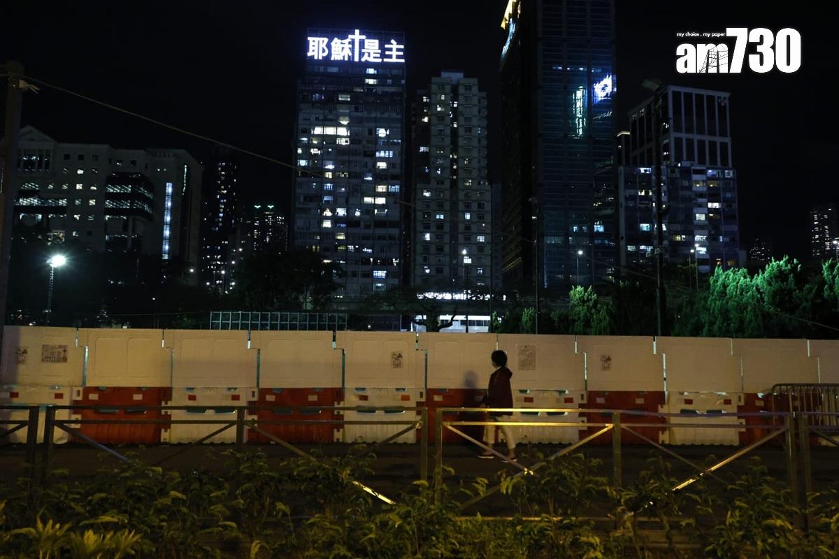 維園1、2號足球場暫時封閉。(林俊源攝)