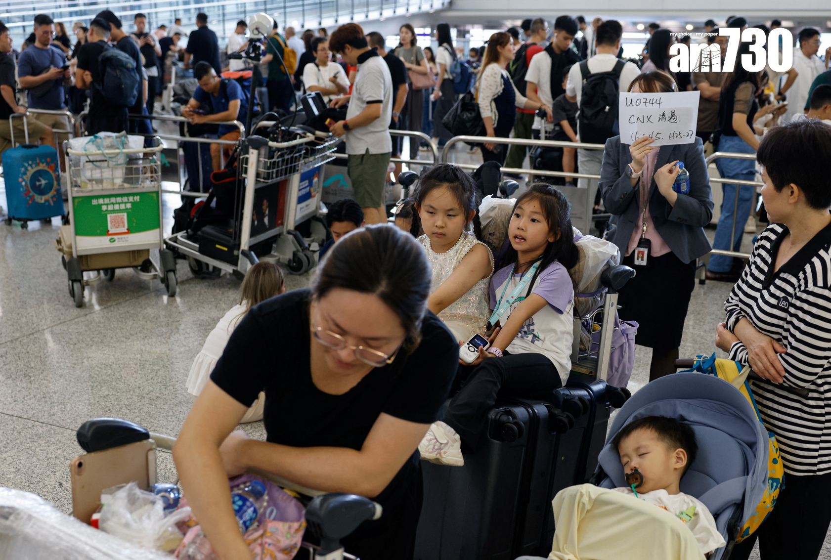 位於香港國際機場的自助辦理登機手續設施以及機場櫃位登機系統受到影響,航空公司為旅客人手辦理登機手續。(路透社)