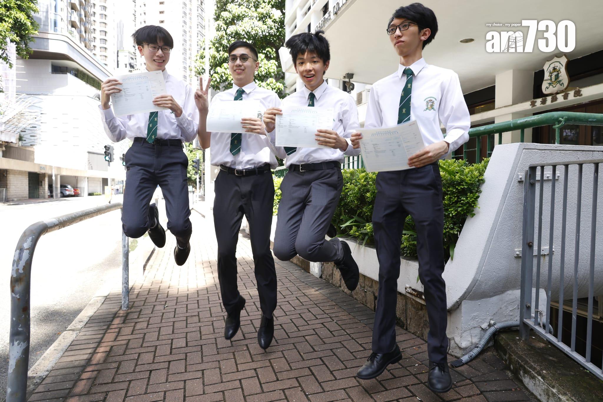 DSE放榜2024|右起聖若瑟書院「榜眼」楊善然、「超級狀元」廖俊翔、「狀元」黎信謙、「榜眼」劉星言。(林俊源攝)