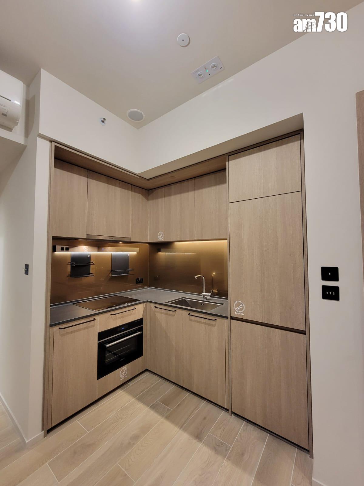 柏蔚森I示範單位|560呎交樓標準三房套曝光 客廳寬敞易擺家具(多圖有片)|啟德新盤