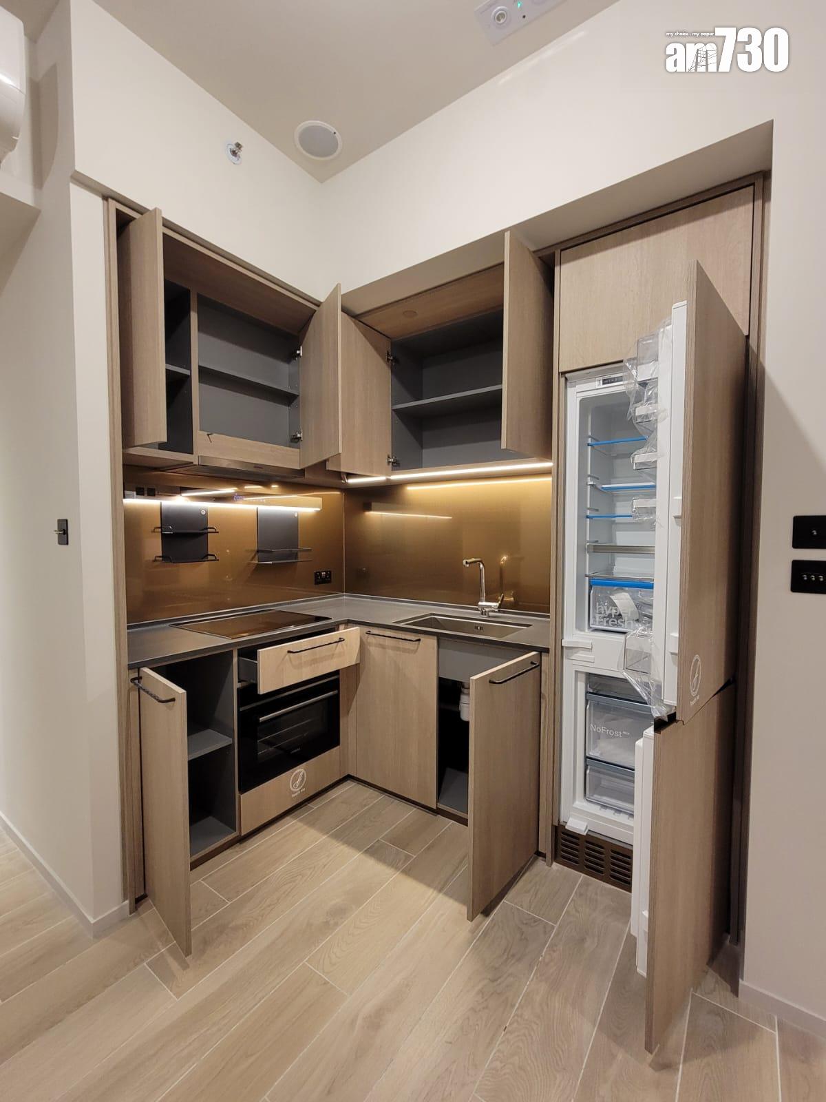 柏蔚森I示範單位|560呎交樓標準三房套曝光 客廳寬敞易擺家具(多圖有片)|啟德新盤