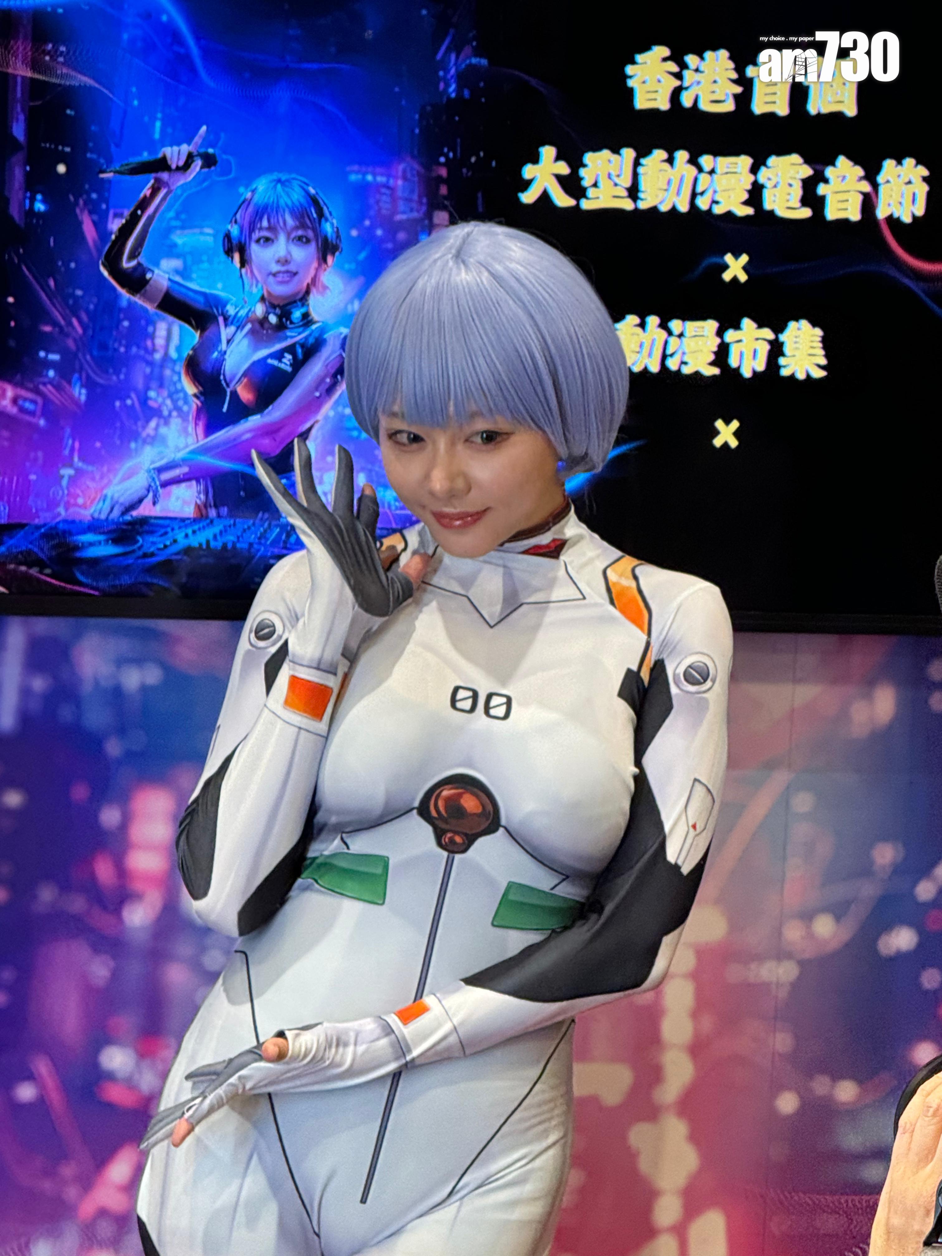 AV女優濱崎真緒cosplay綾波麗,吸引大批粉絲及龍友逼爆攤位。 (吳家偉攝)