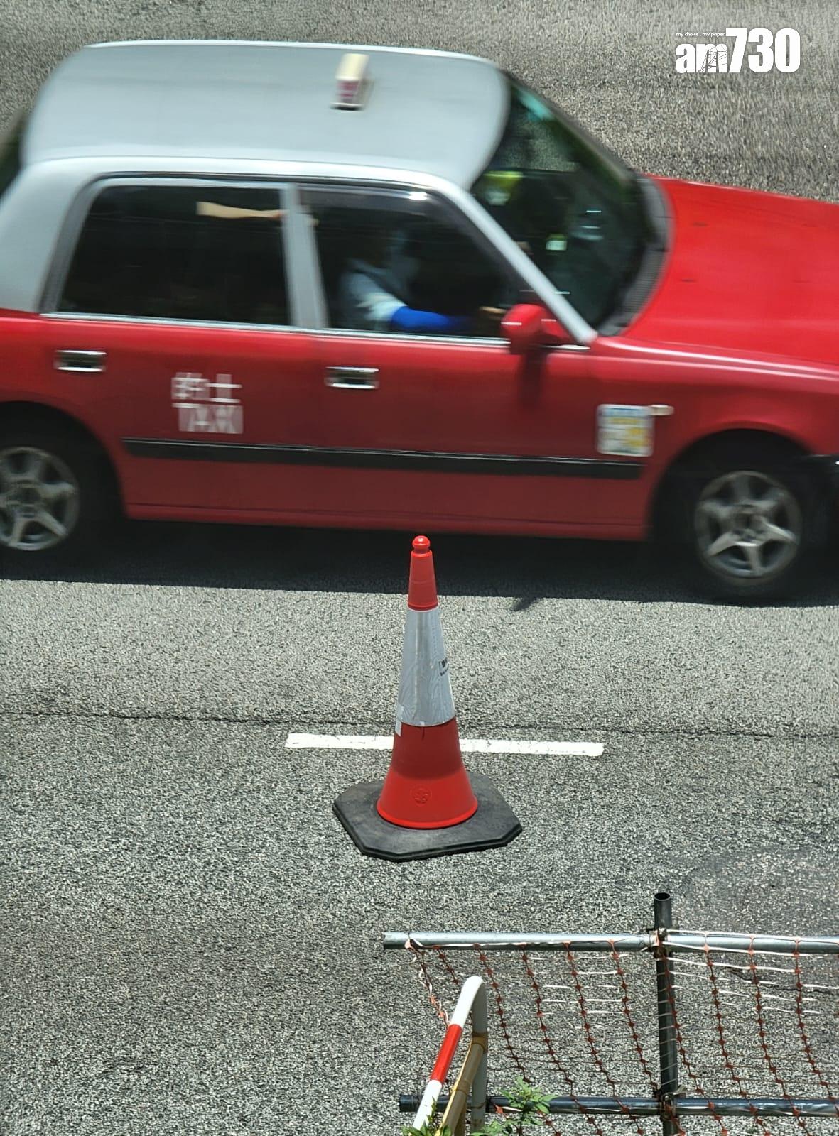 本港中午出現「日當頭」曬到無影的奇景。(林俊源攝)