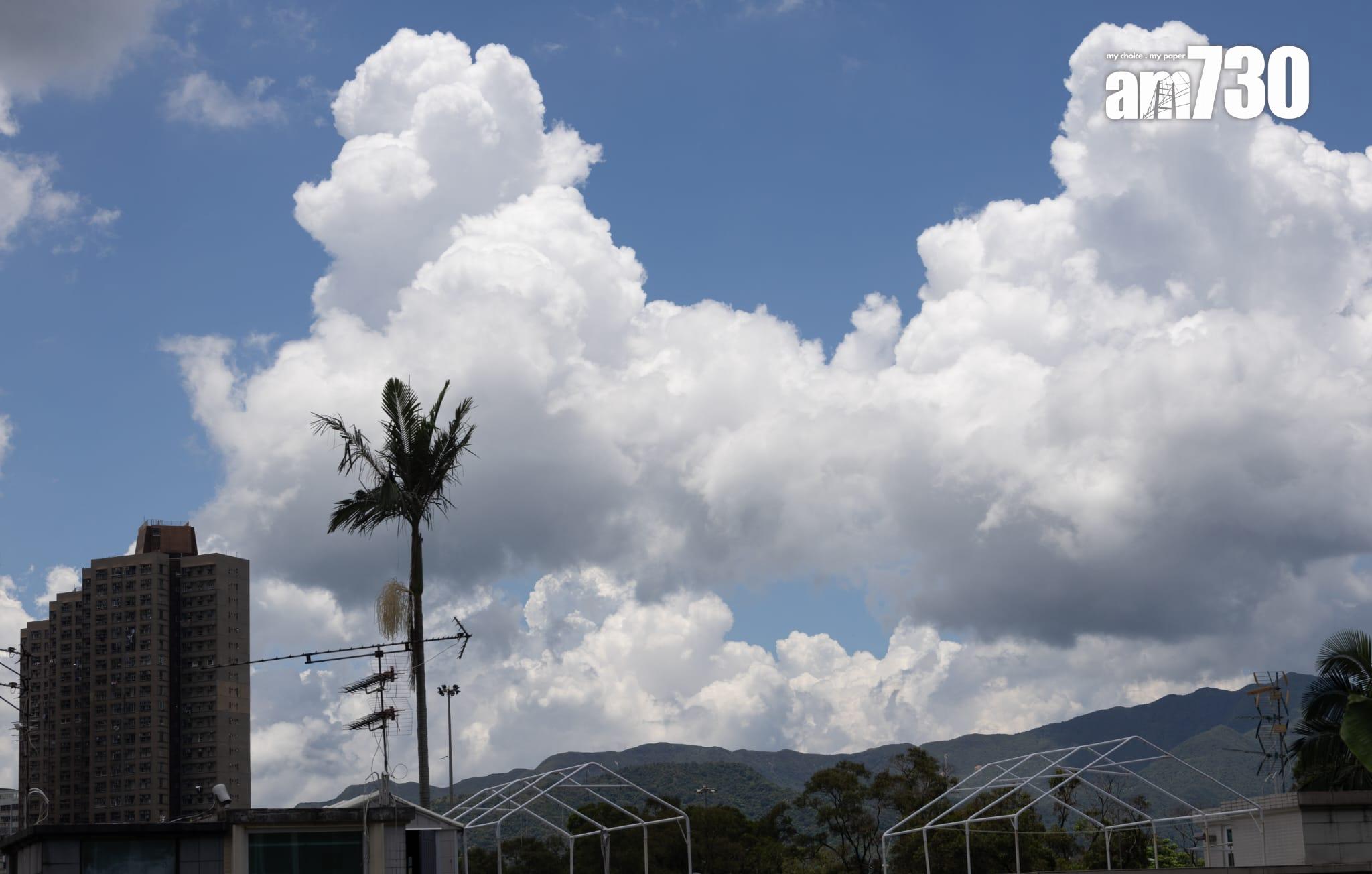 本港中午出現「日當頭」曬到無影的奇景。(蘇文傑攝)