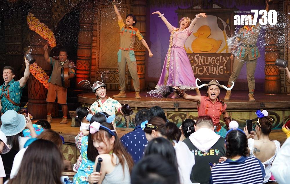 長髮公主樂佩更首次加入,與大家一同走進《魔髮奇緣》中的懶小鴨餐廳,與惡霸們一邊唱著「I’ve Got a Dream」,一邊分享夢想!