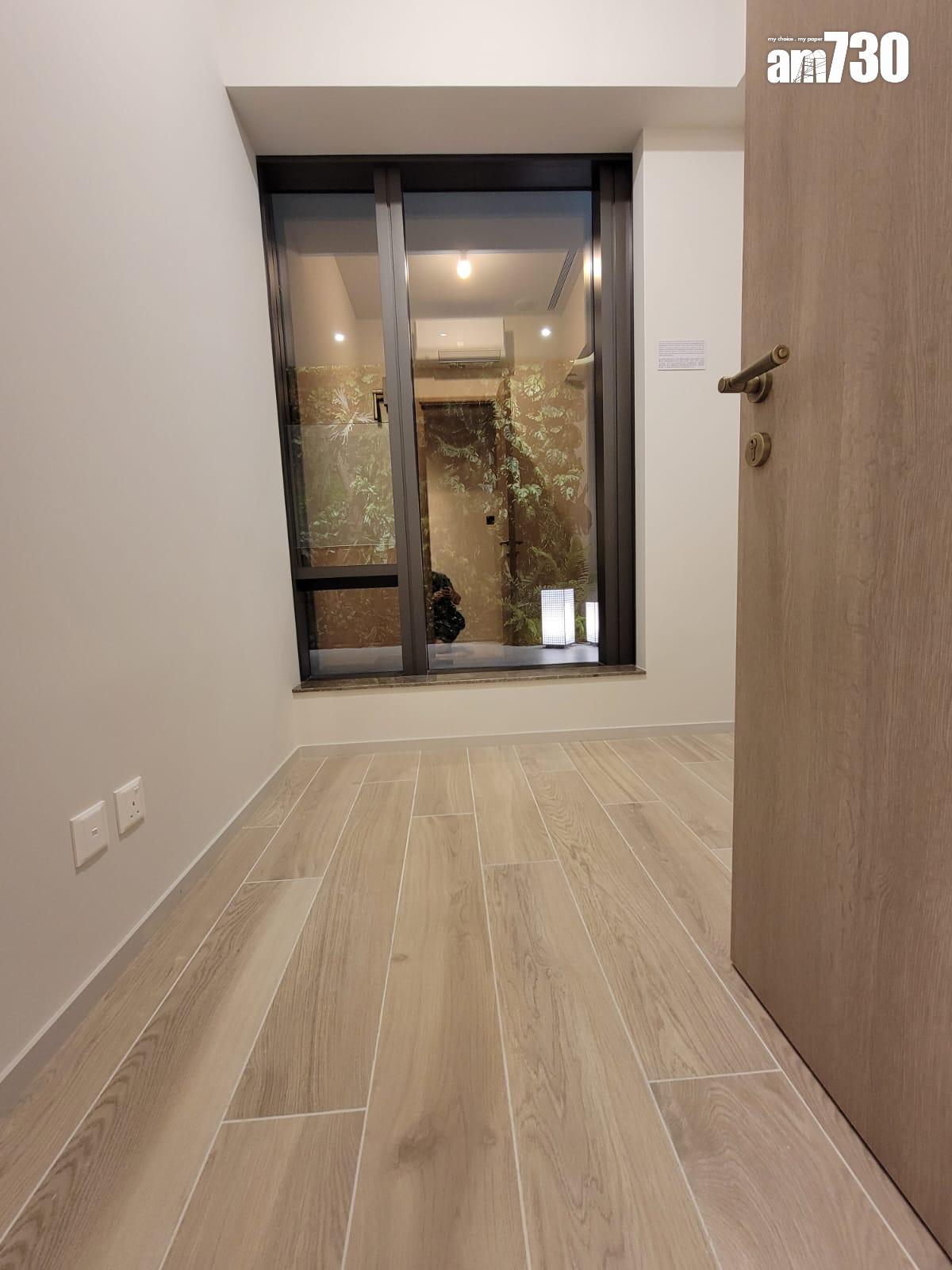 柏蔚森I示範單位|560呎交樓標準三房套曝光 客廳寬敞易擺家具(多圖有片)|啟德新盤