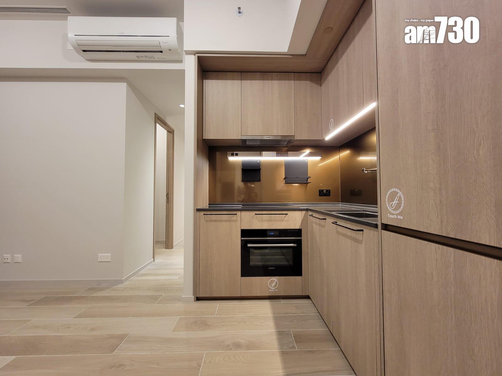 柏蔚森I示範單位|560呎交樓標準三房套曝光 客廳寬敞易擺家具(多圖有片)|啟德新盤