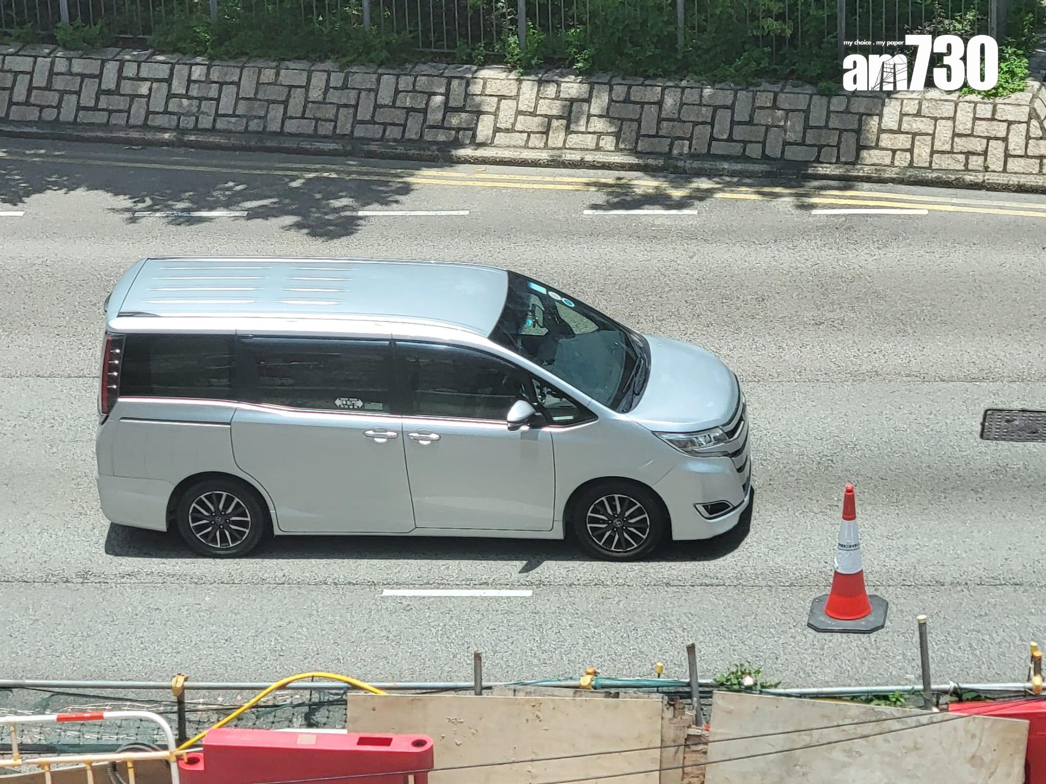 本港中午出現「日當頭」曬到無影的奇景。(林俊源攝)