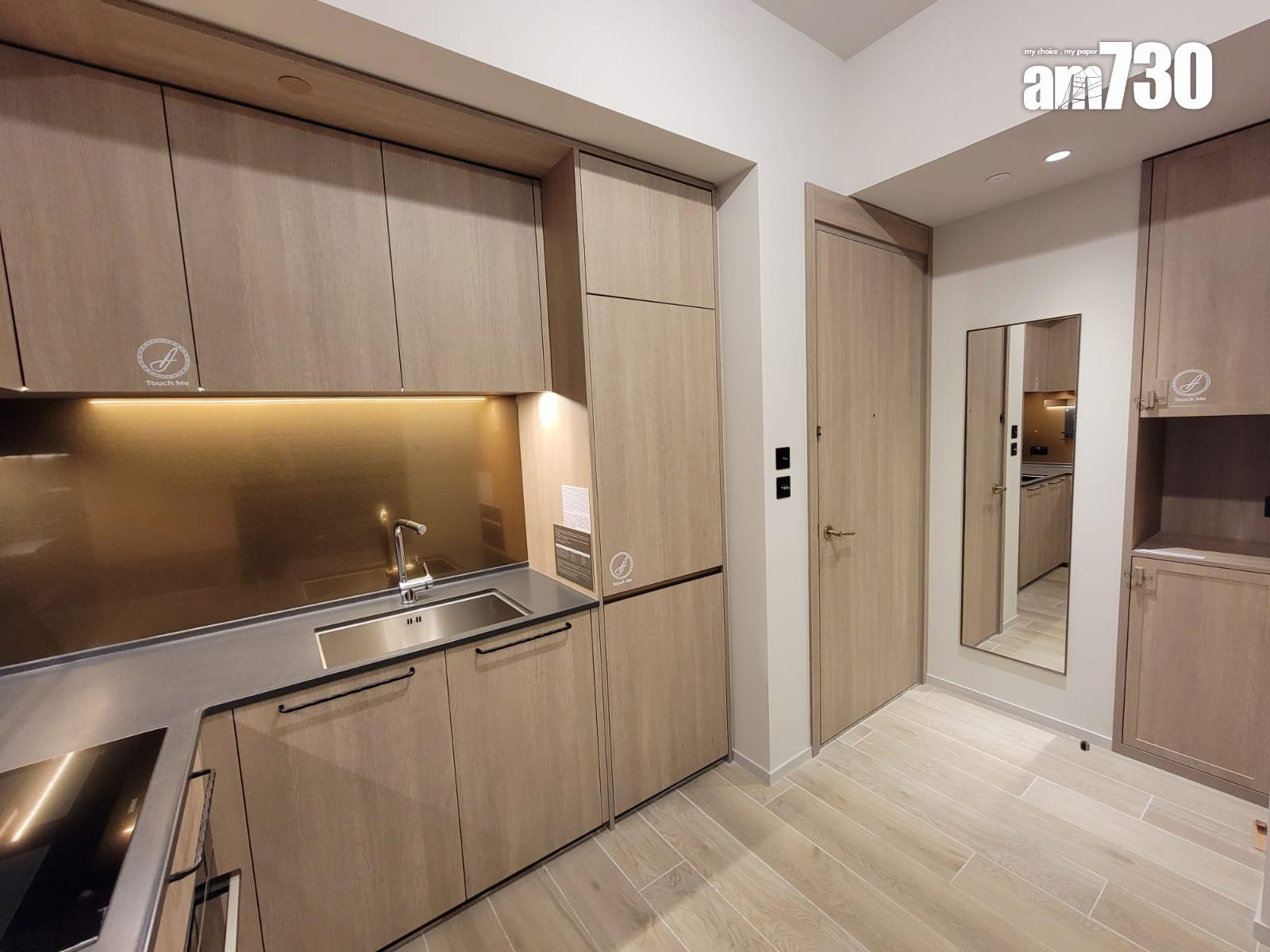 柏蔚森I示範單位|560呎交樓標準三房套曝光 客廳寬敞易擺家具(多圖有片)|啟德新盤