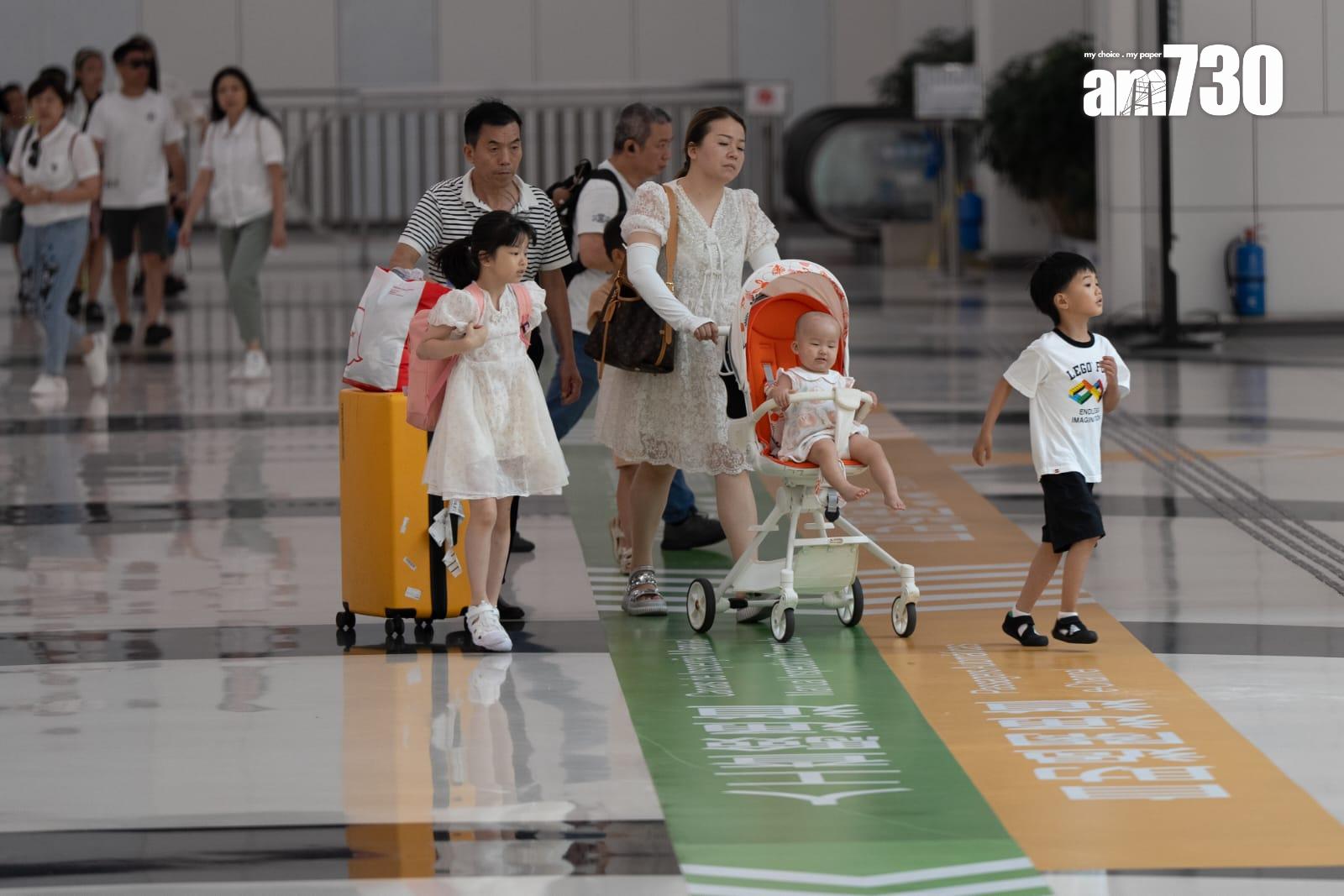 「港澳通關互用二維碼服務」將正式啟用,合資格香港居民開通後,即可於澳門自助通道過關。(林靄怡攝)