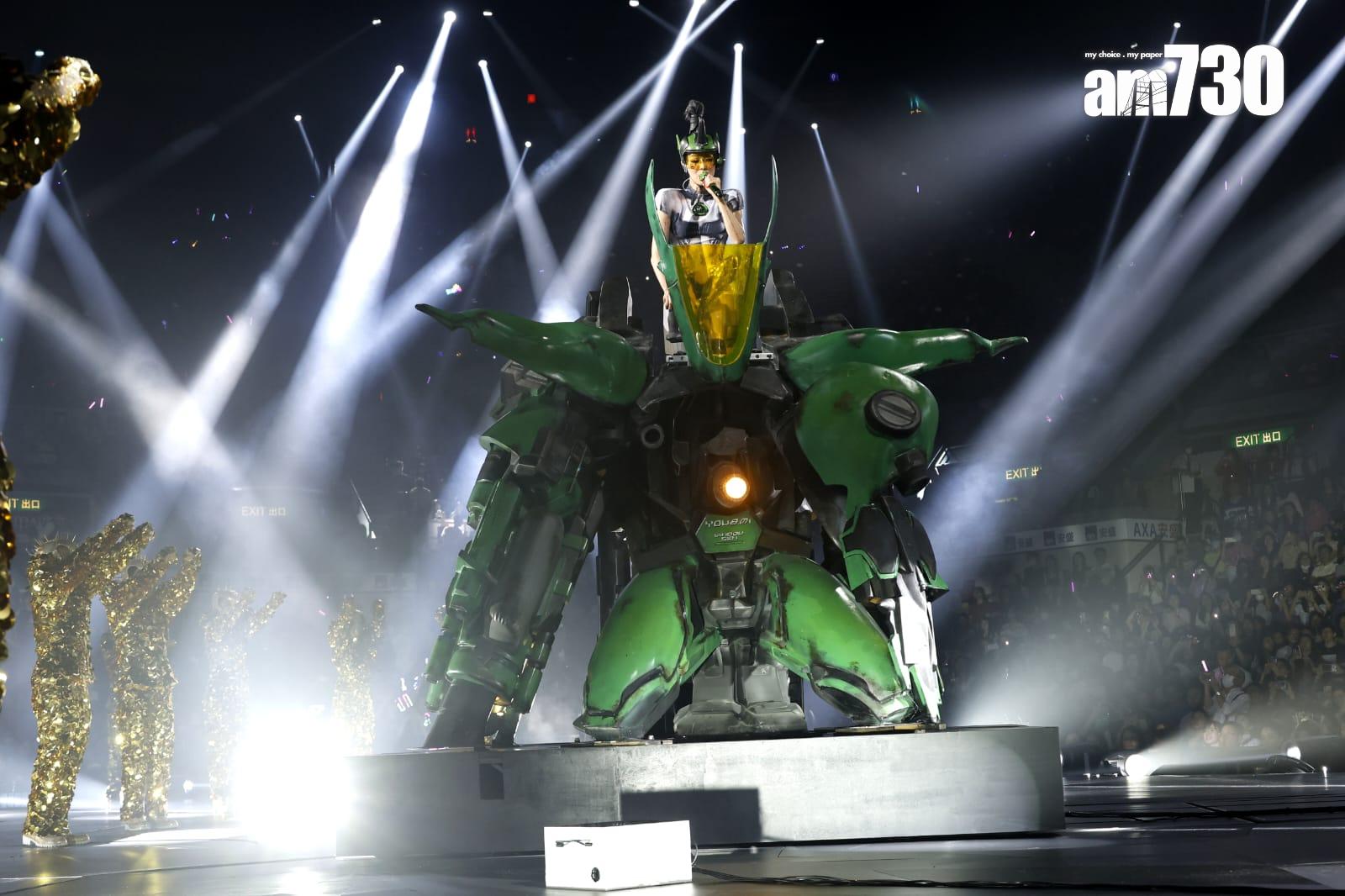 Sammi 騎著巨型機械甲以一曲《朝聖》從台側霸氣登場。