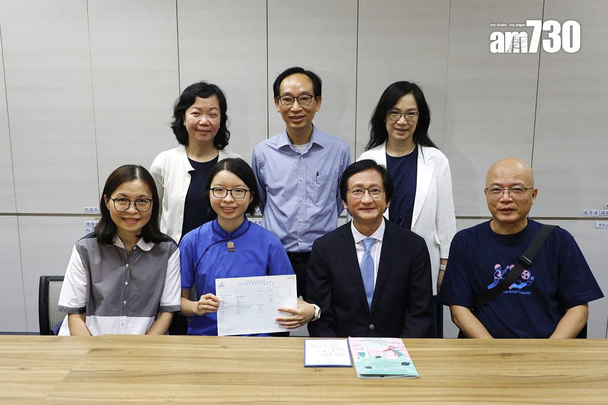 DSE放榜 2024|英華女學校超級狀元劉翯悠(前排左二)一家與校長關翰章(前排右二)和教師合照。(林俊源攝)