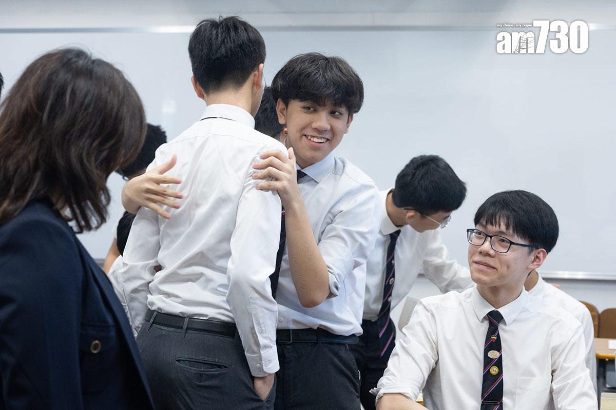 DSE放榜 2024|喇沙書院學生早上回校領取DSE成績單。(蘇文傑攝)