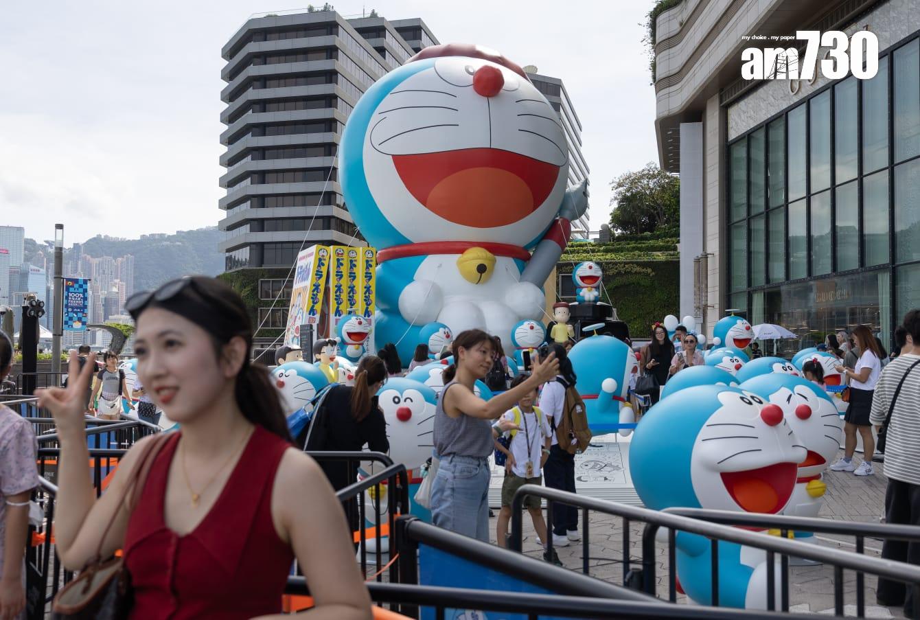 12米高的多啦A夢充氣公仔,今日重新在尖沙咀海濱展出。(蘇文傑攝)