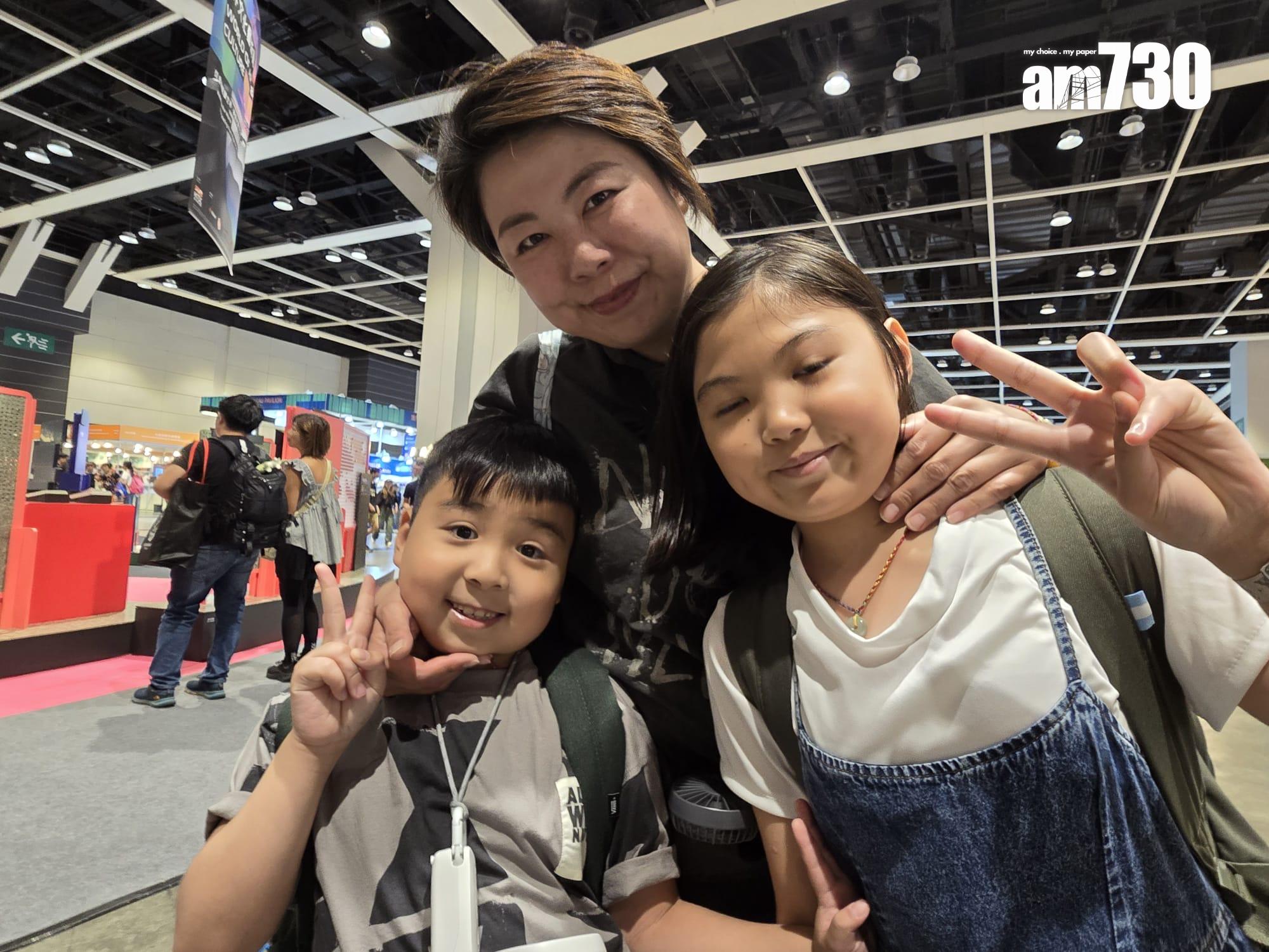 鍾小朋友連同媽媽及姐姐今日專程為目睹模型而參加書展(李朗僑攝)