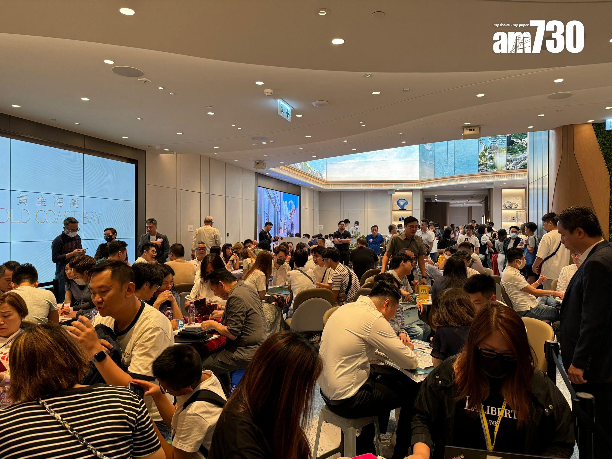 黃金海灣.意嵐收逾4000票 蔡志明巡視展銷廳送果汁慰勞工作人員及代理|屯門新盤