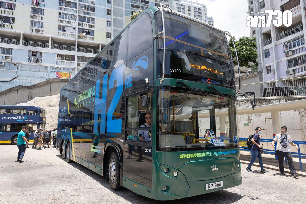 氫能巴士順利經西隧抵達華富(南)巴士總站。(蘇文傑攝)